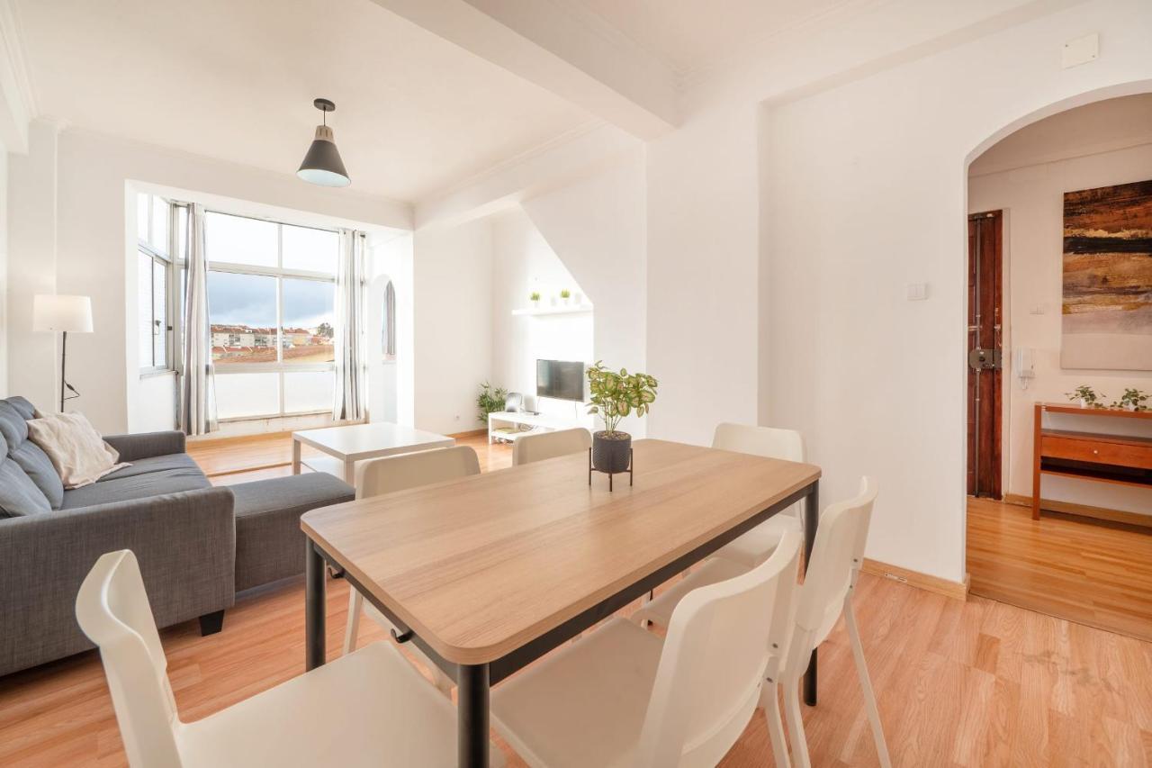 Guestready - Bright Flat Near Rio De Mouro Station Apartment Lissabon